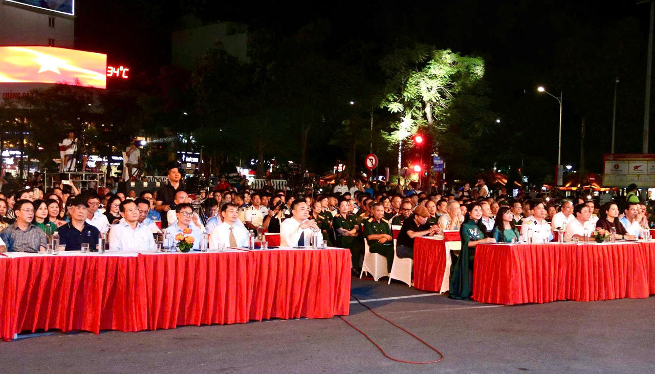 Các đại biểu tham dự buổi lễ
