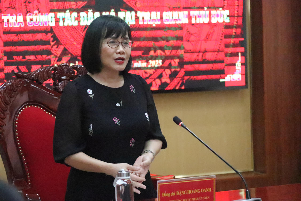 Thứ trưởng Đặng Hoàng Oanh - Trưởng Đoàn kiểm tra phát biểu tại buổi làm việc.