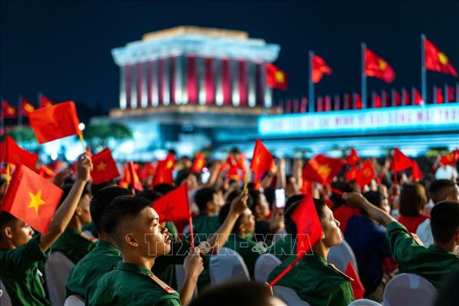 Khán giả dự Chương trình chính luận nghệ thuật tại Quảng trường Ba Đình. Ảnh: Phạm Tuấn Anh/TTXVN