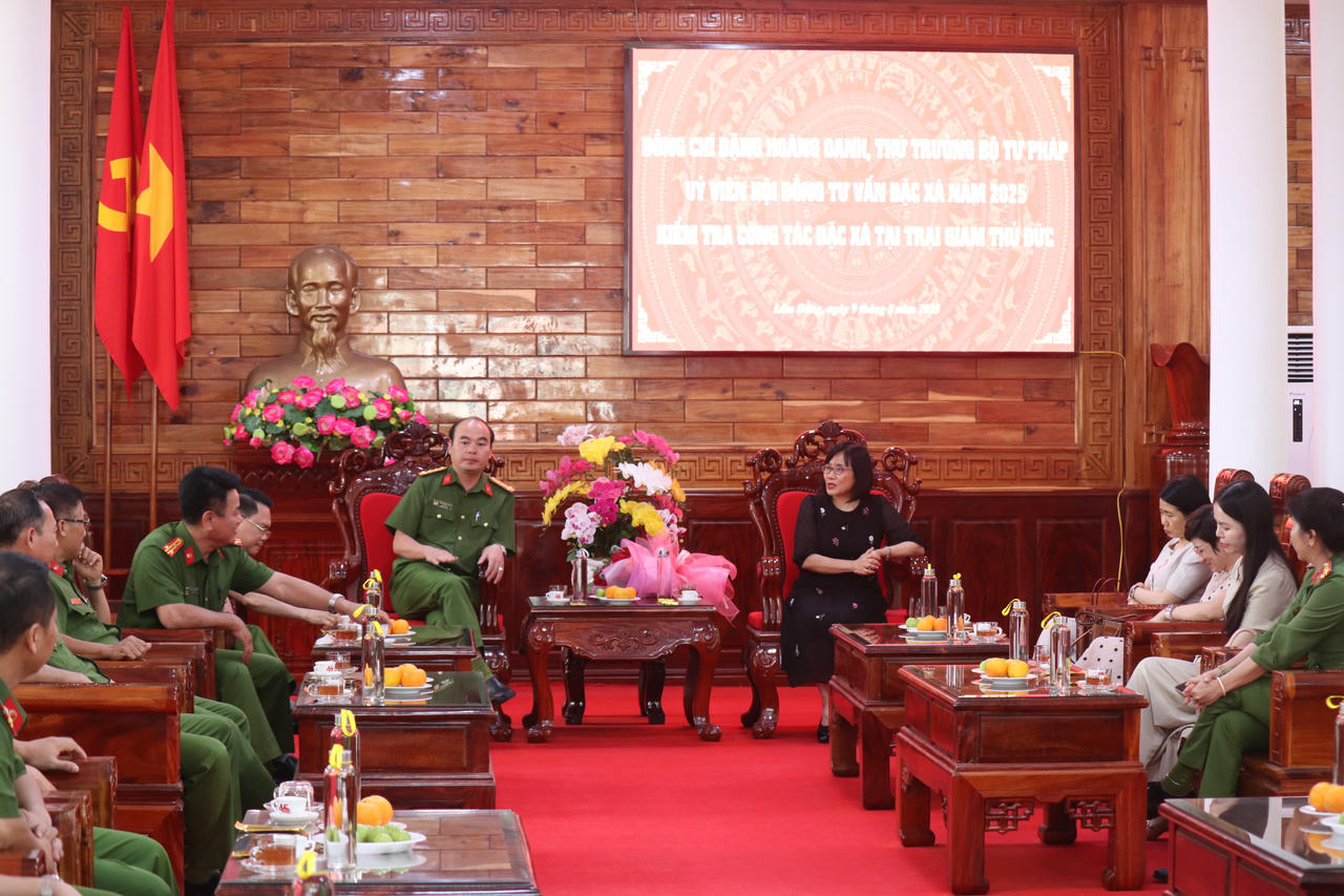 Đoàn kiểm tra công tác đặc xá năm 2025 (đợt 2) do Thứ trưởng Bộ Tư pháp Đặng Hoàng Oanh dẫn đầu trao đổi với Giám thị, cán bộ Trại giam Thủ Đức.