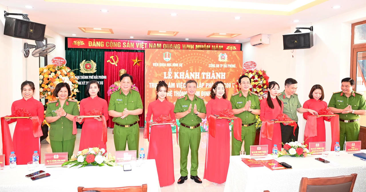 Các đại biểu cắt băng khánh thành.
