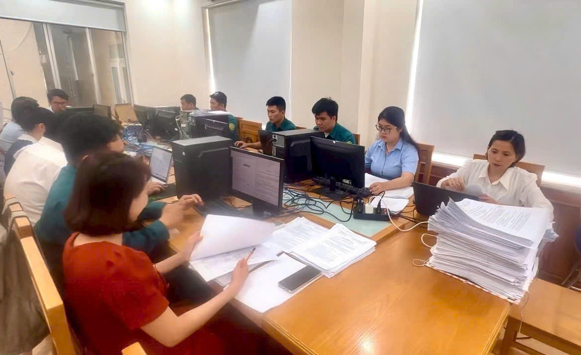 Cán bộ, công chức và lực lượng hỗ trợ khẩn trương xử lý, cập nhật dữ liệu hôn nhân đảm bảo tiến độ Chiến dịch 90 ngày đêm “làm sạch dữ liệu hôn nhân”.