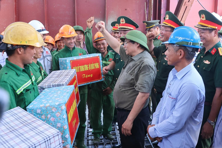 Thủ tướng Phạm Minh Chính tặng quà, động viên đội ngũ cán bộ, kỹ sư, công nhân đang thi công cầu Phong Châu mới trên địa bàn tỉnh Phú Thọ - Ảnh: VGP/Nhật Bắc