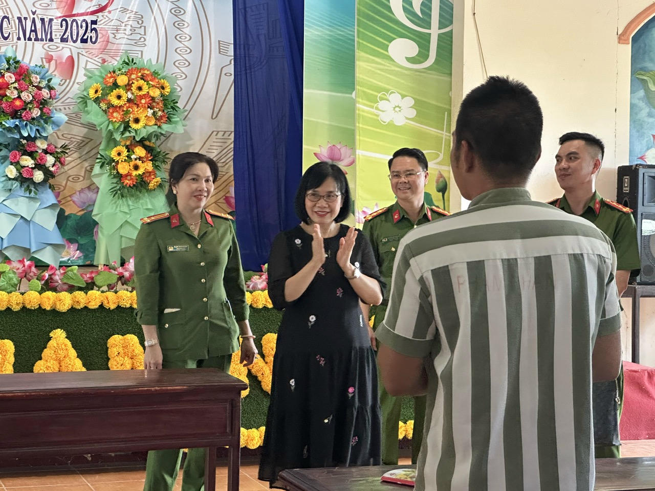 Lãnh đạo Bộ Tư pháp chúc mứng những phạm nhân được đề nghị đặc xá.