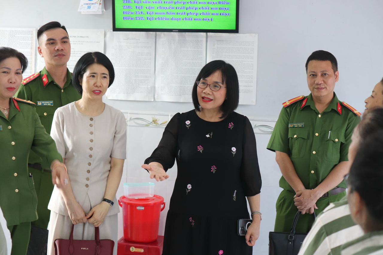 Thứ trưởng Đặng Hoàng Oanh cùng các thành viên Đoàn kiểm tra thăm hỏi, động viên các phạm nhân.