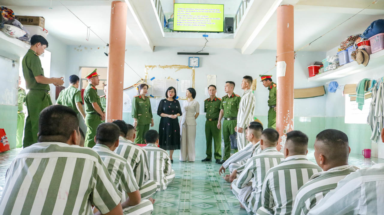 Đoàn kiểm tra động viên các phạm nhân cố gắng cải tạo tốt để sớm được đề nghị đặc xá.