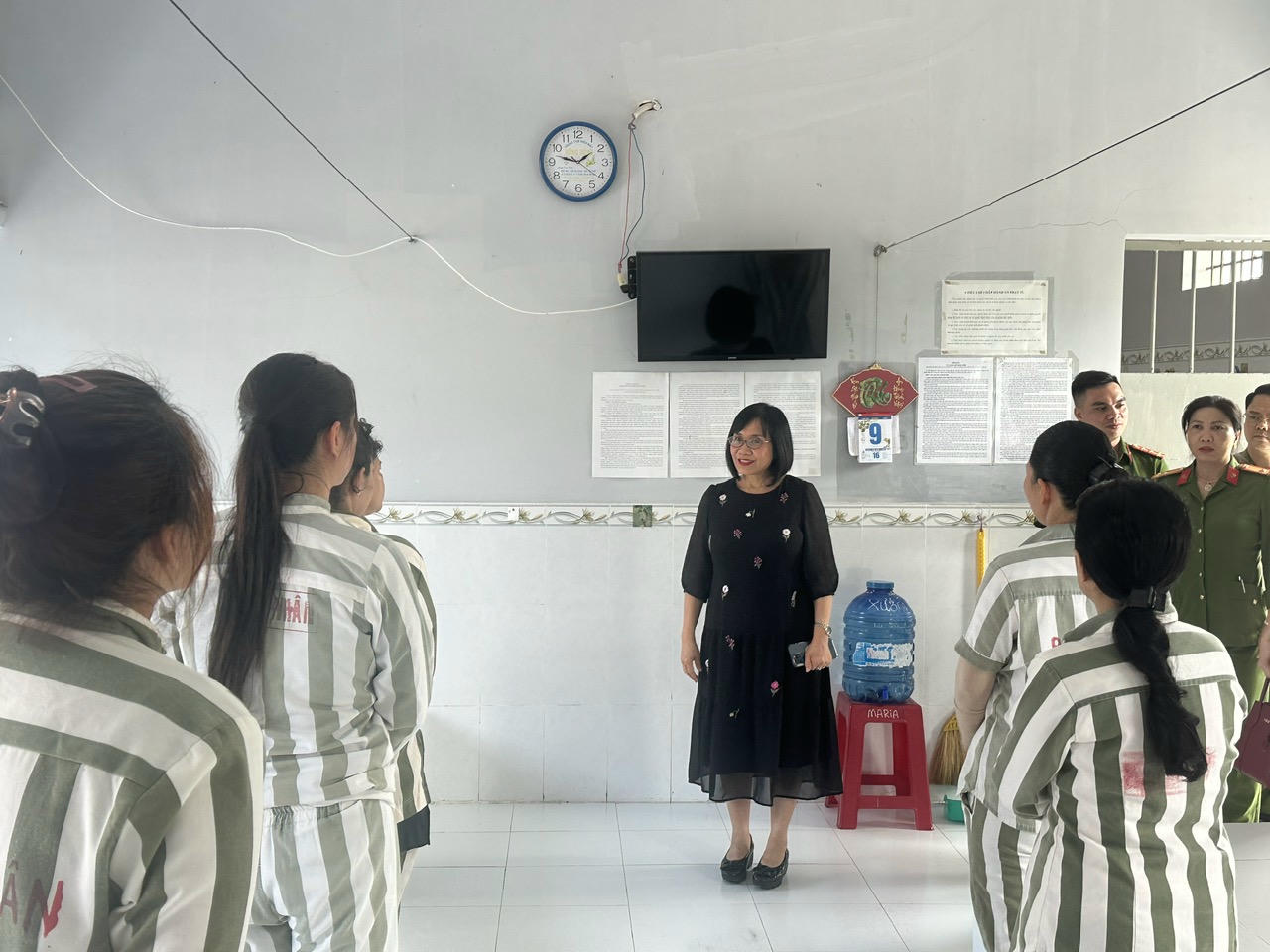 Thứ trưởng Đặng Hoàng Oanh ấn tượng với điều kiện sinh hoạt của các phạm nhân tai Trại giam Thủ Đức.