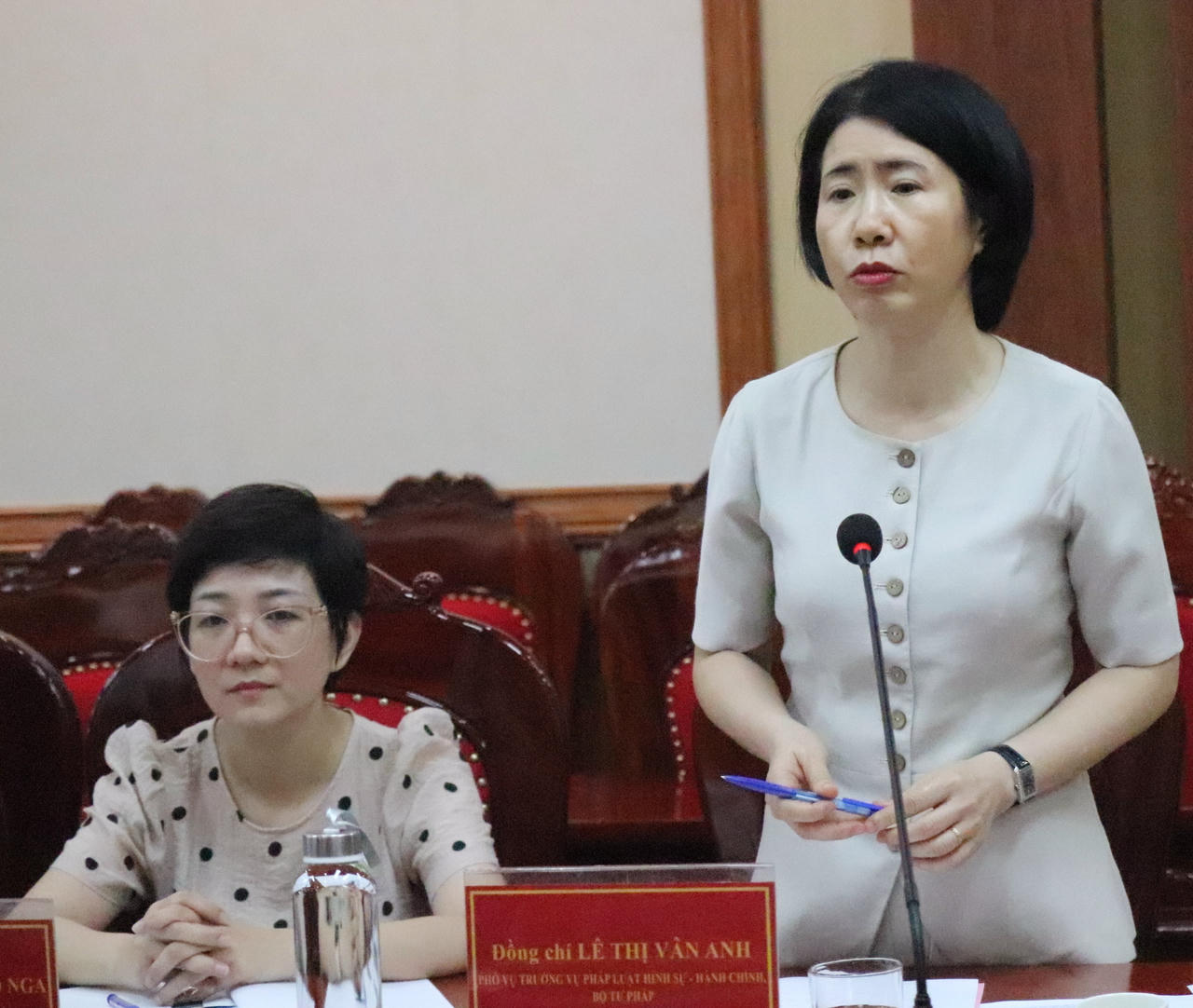 Thành viên Đoàn kiểm tra giải đáp các vấn đề liên quan tới công tác đặc xá.