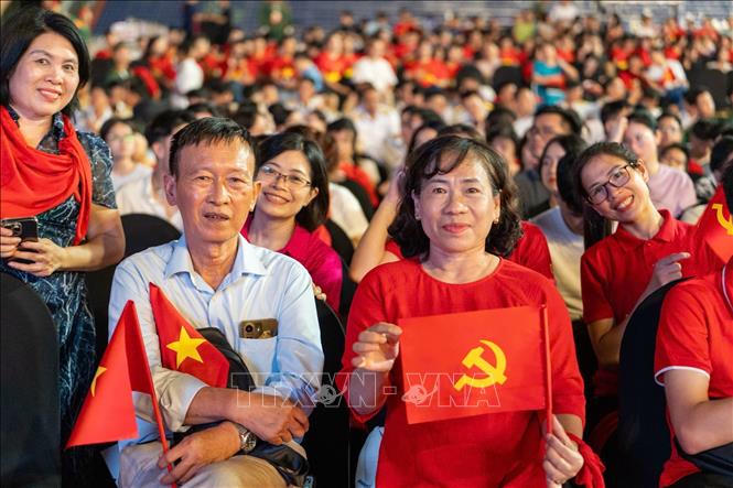 Người dân Thủ đô đến thưởng thức chương trình nghệ thuật đặc sắc. Ảnh: Phạm Tuấn Anh/TTXVN