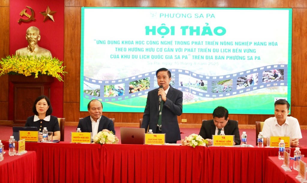 Ông Phan Đăng Toàn, Bí thư Đảng ủy phường Sa Pa phát biểu khai mạc hội thảo.