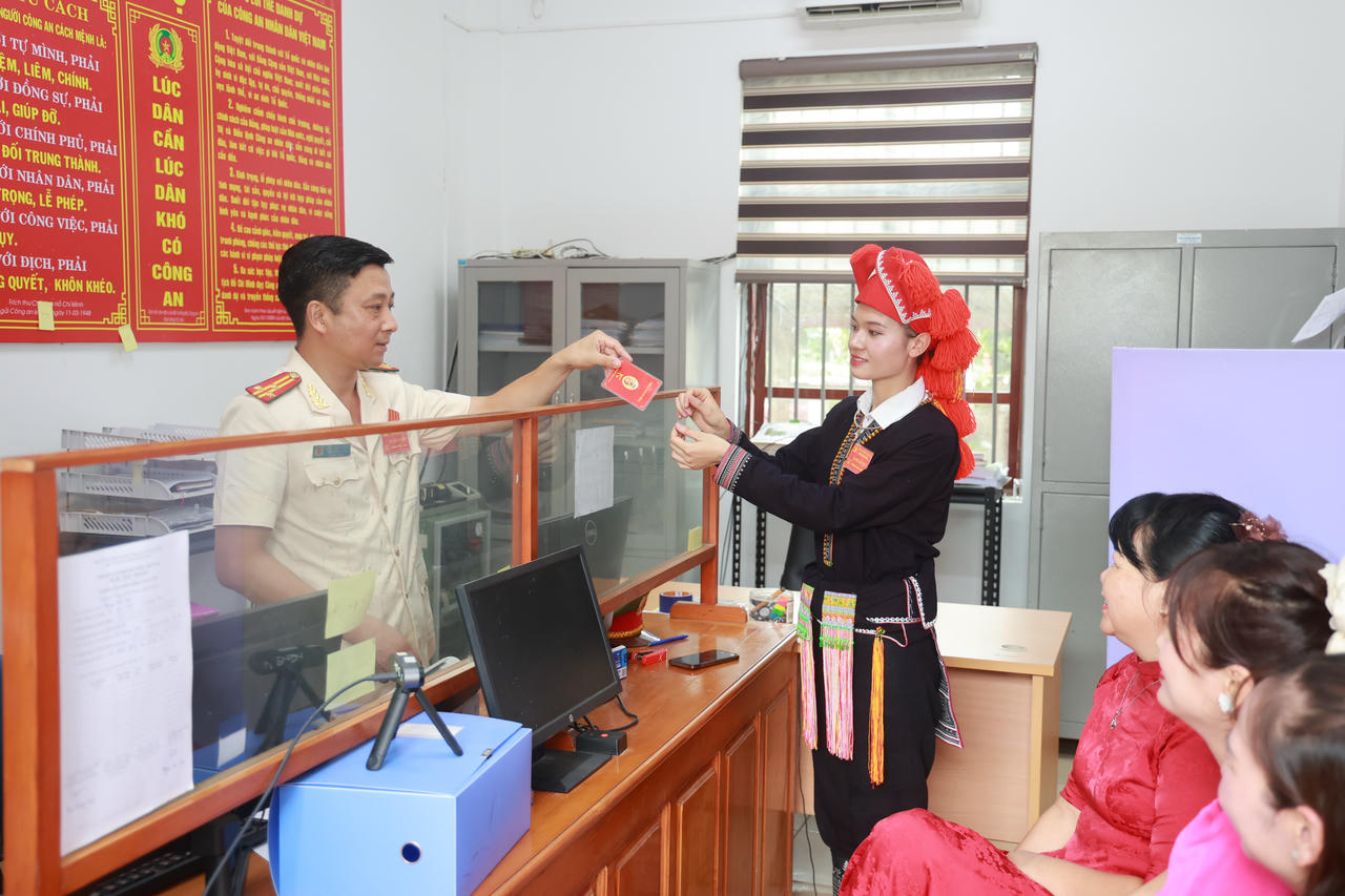Công an xã Võ Lao phối hợp tổ chức cấp đổi thẻ cho các đảng viên.