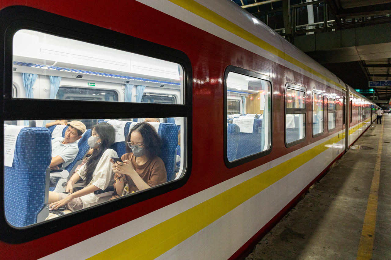 Nhiều hành khách hào hứng trải nghiệm đoàn tàu chất lượng cao mới.