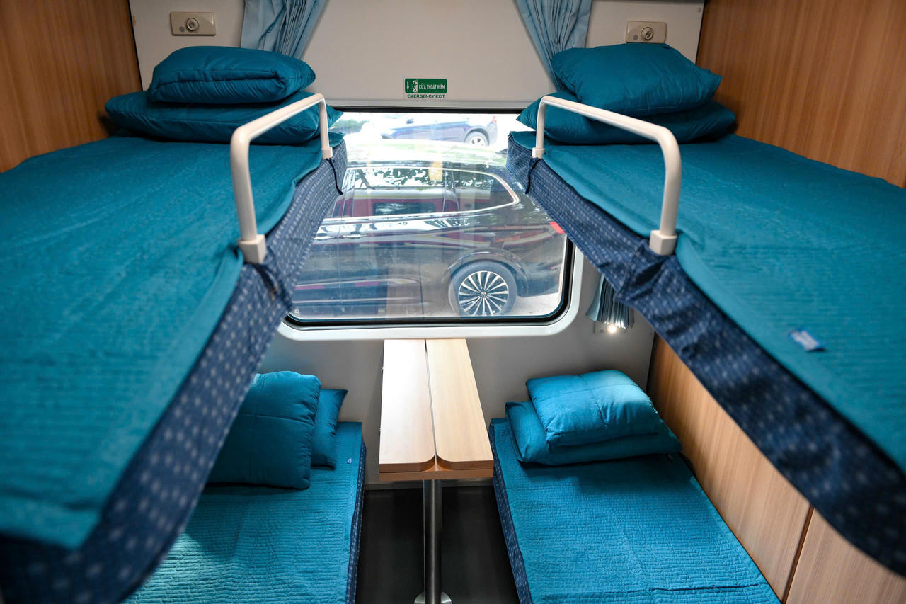 Đoàn tàu khách gồm có 13 toa xe chất lượng cao