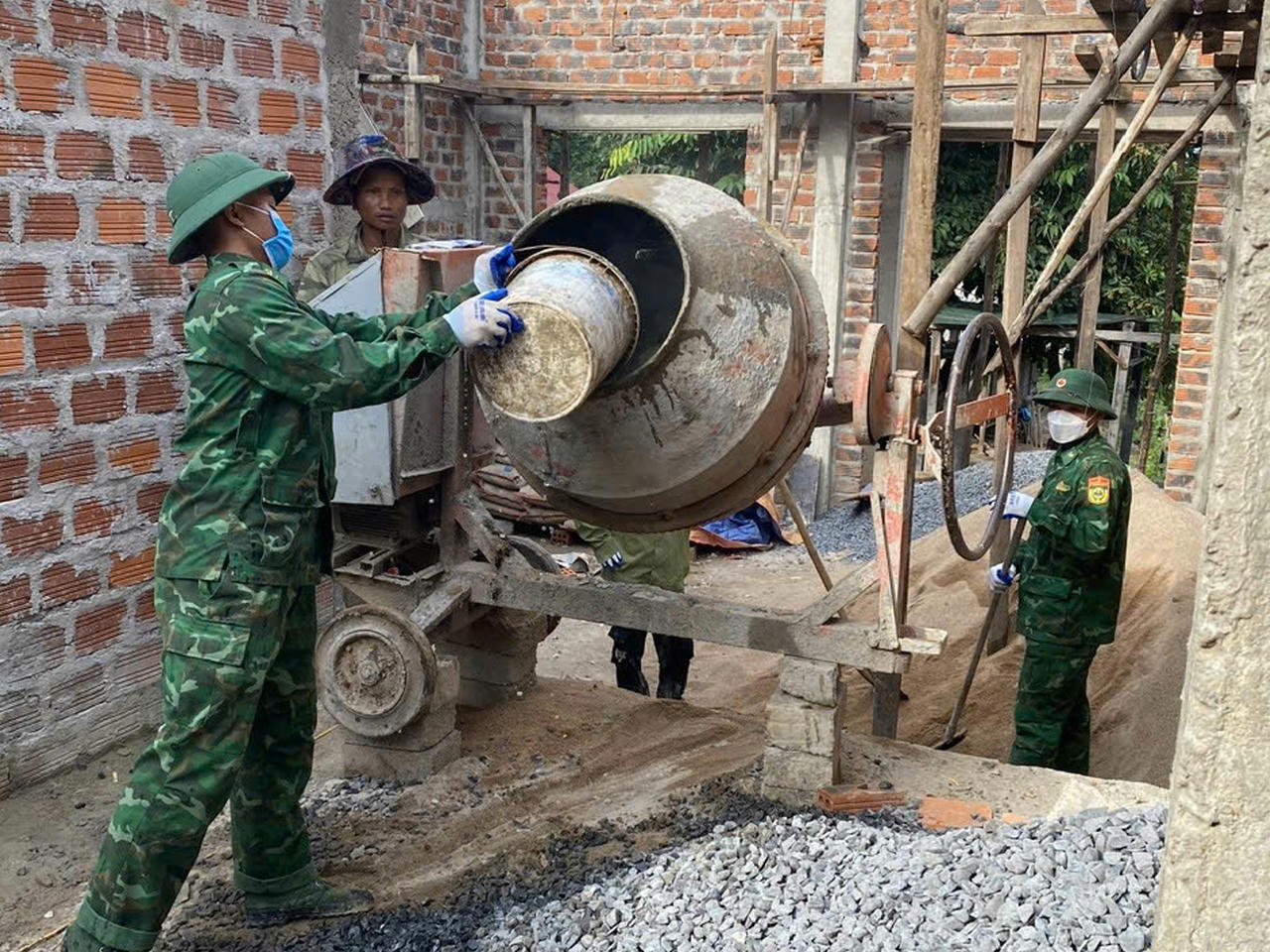 Cán bộ, chiến sĩ  ĐBP Thanh hỗ trợ ngày công xây dựng 