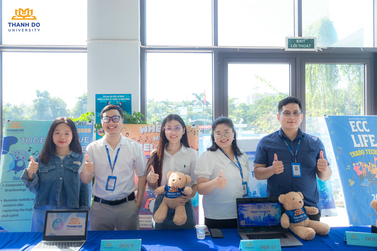 Thí sinh tham gia cuộc thi Thado Techfest cùng sản phẩm dự thi