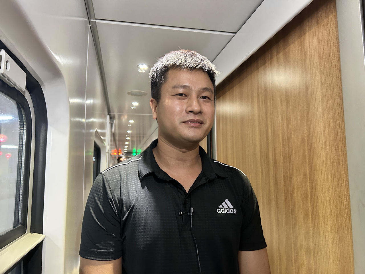 Anh Bùi Văn Việt - một trong những hành khách đầu tiên của đoàn tàu du lịch chất lượng cao tuyến Hà Nội - Đồng Hới.