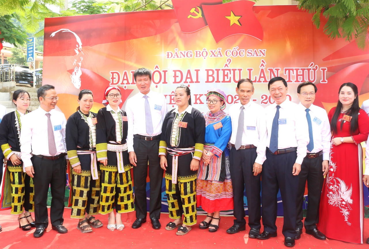 Chủ tịch UBND tỉnh Lào Cai Trần Huy Tuấn gặp gỡ các đại biểu bên lề Đại hội.