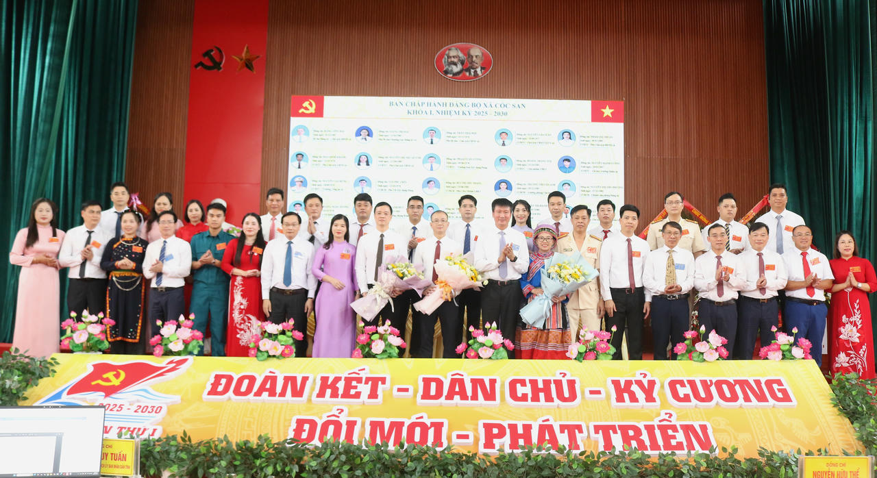 Ban Chấp hành Đảng bộ xã Cốc San nhiệm kỳ 2025 - 2030 ra mắt Đại hội.
