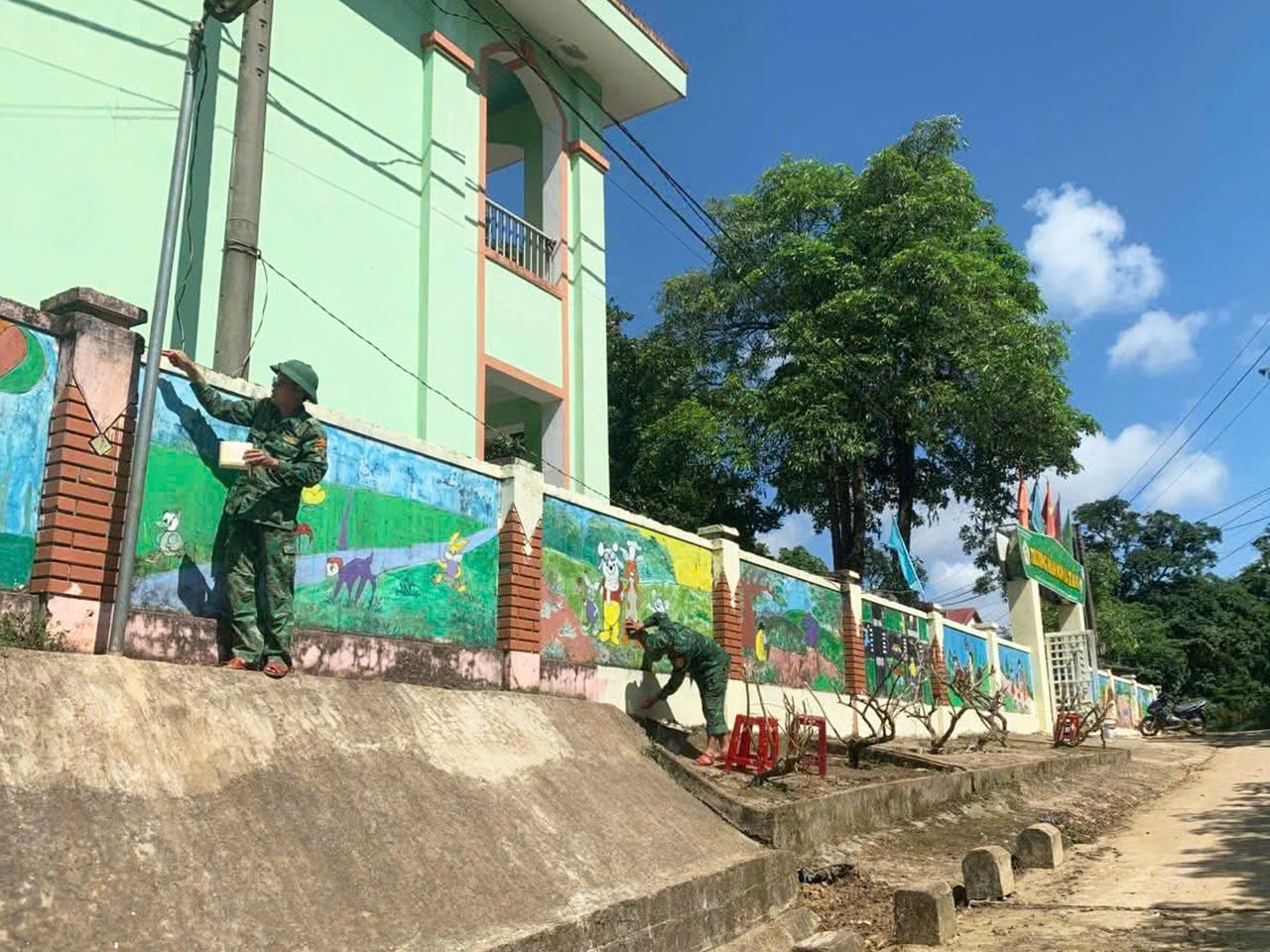 Đồn Biên phòng Ba Tầng hỗ trợ trường mầm non Ba Tầng vệ sinh, chỉnh trang khuôn viên trường học.