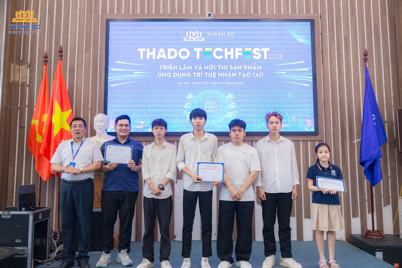 Đội của Nguyễn Trần Khánh Đoan - sinh viên ngành Công nghệ Kỹ thuật Ô tô trường Đại học Thành Đô nhận giải Triển vọng trong cuộc thi