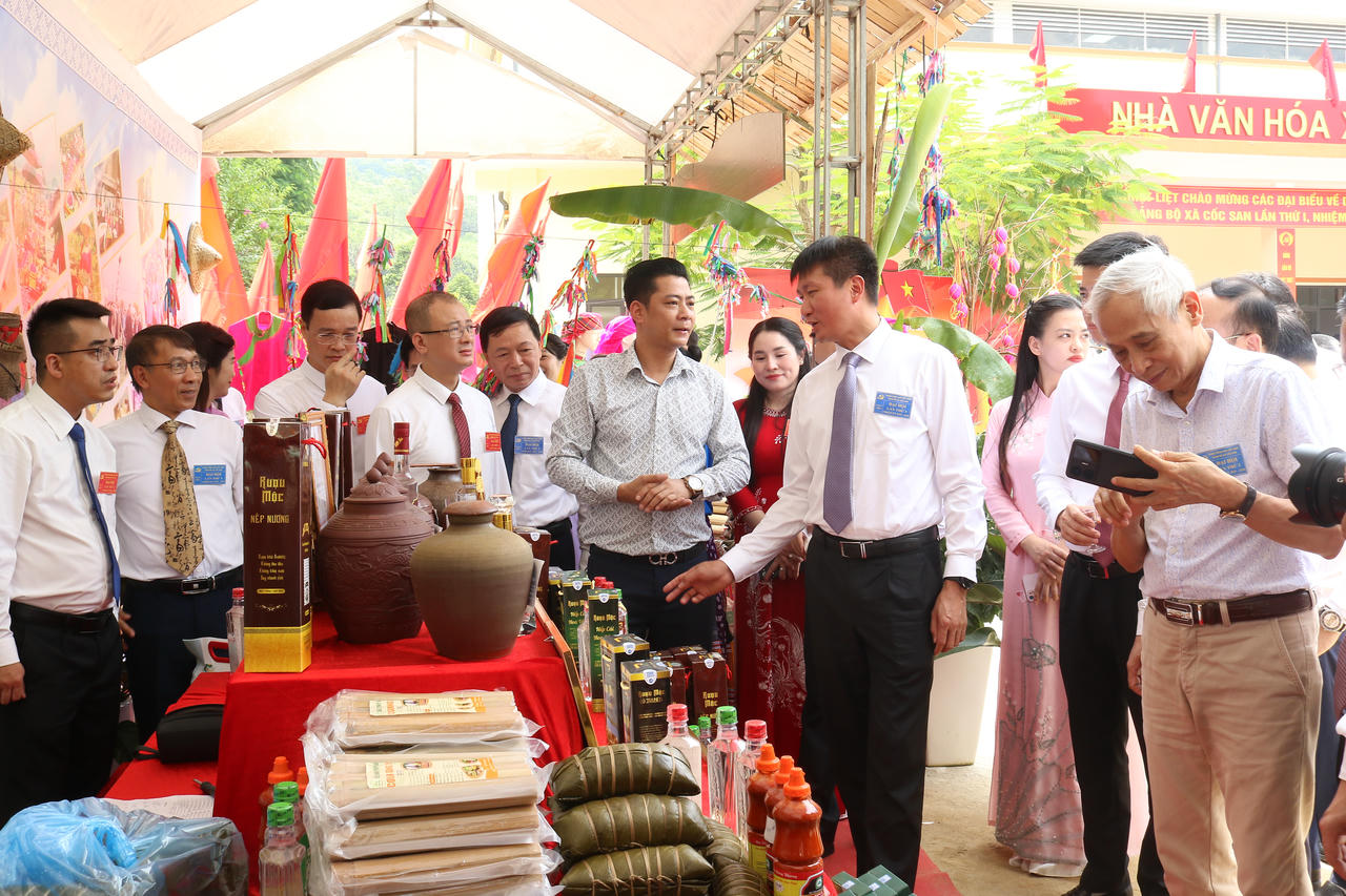 Các đại biểu tham quan không gia trưng bày sản phẩm địa phương.