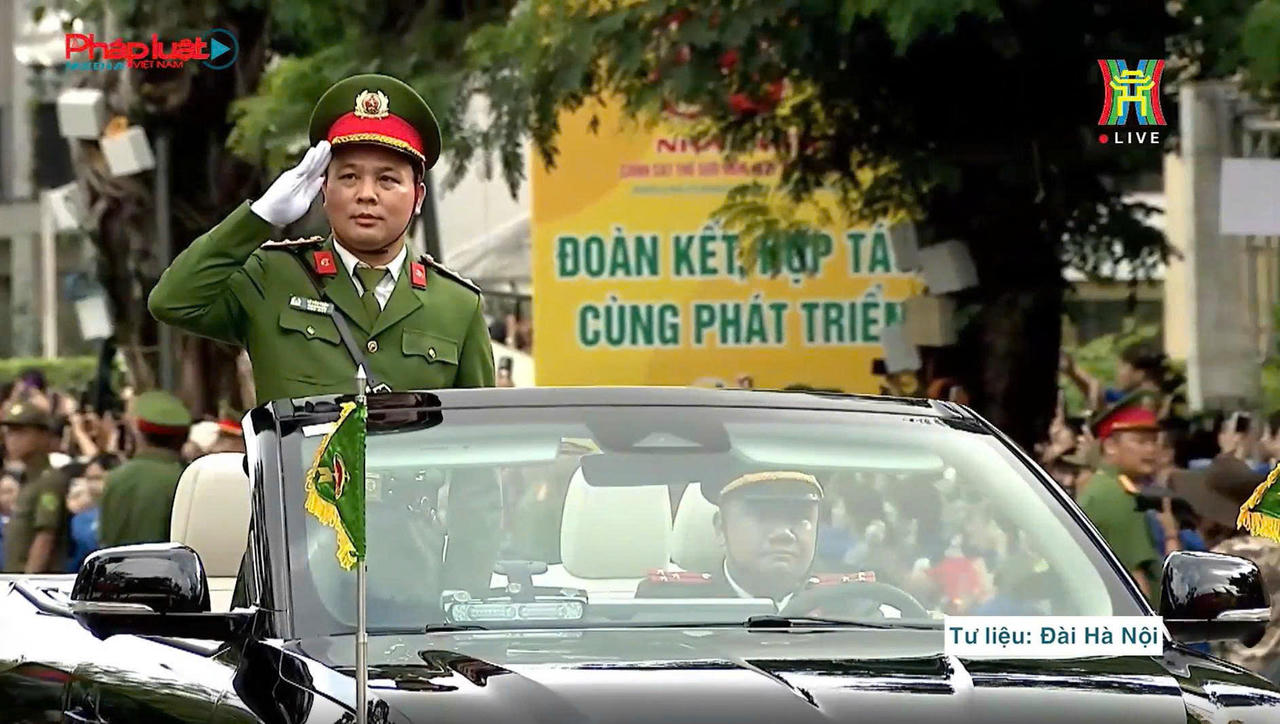 Công an TP Hà Nội diễu hành chào mừng “Ngày hội vì Thủ đô bình yên”