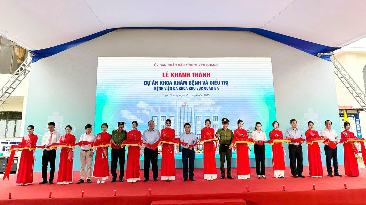 Các đại biểu cắt băng khánh thành Công trình Khoa Khám bệnh và Điều trị Bệnh viện Đa khoa khu vực Quản Bạ.