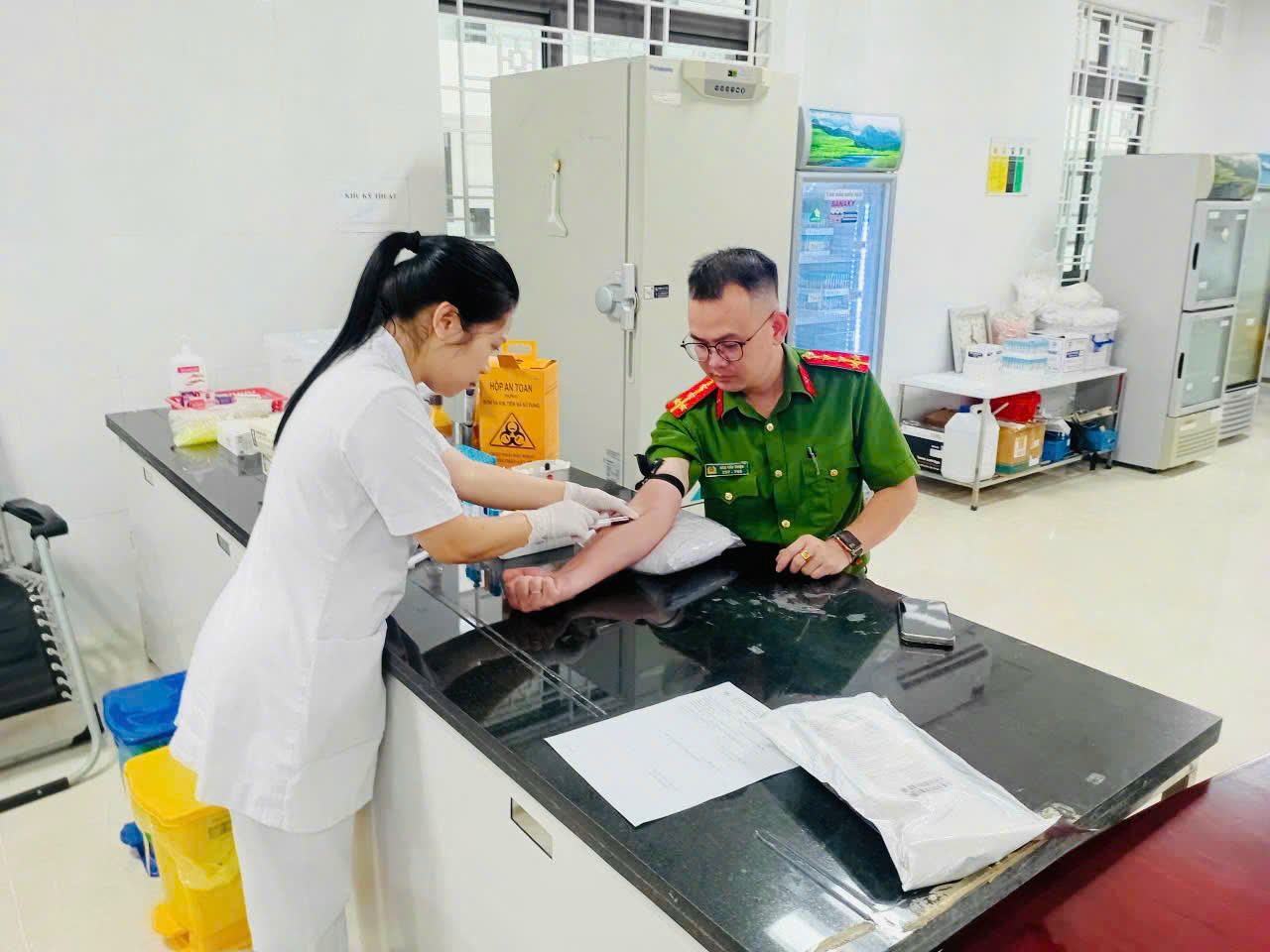 Đại uý Công an kịp thời hiến máu cứu bệnh nhân nguy kịch