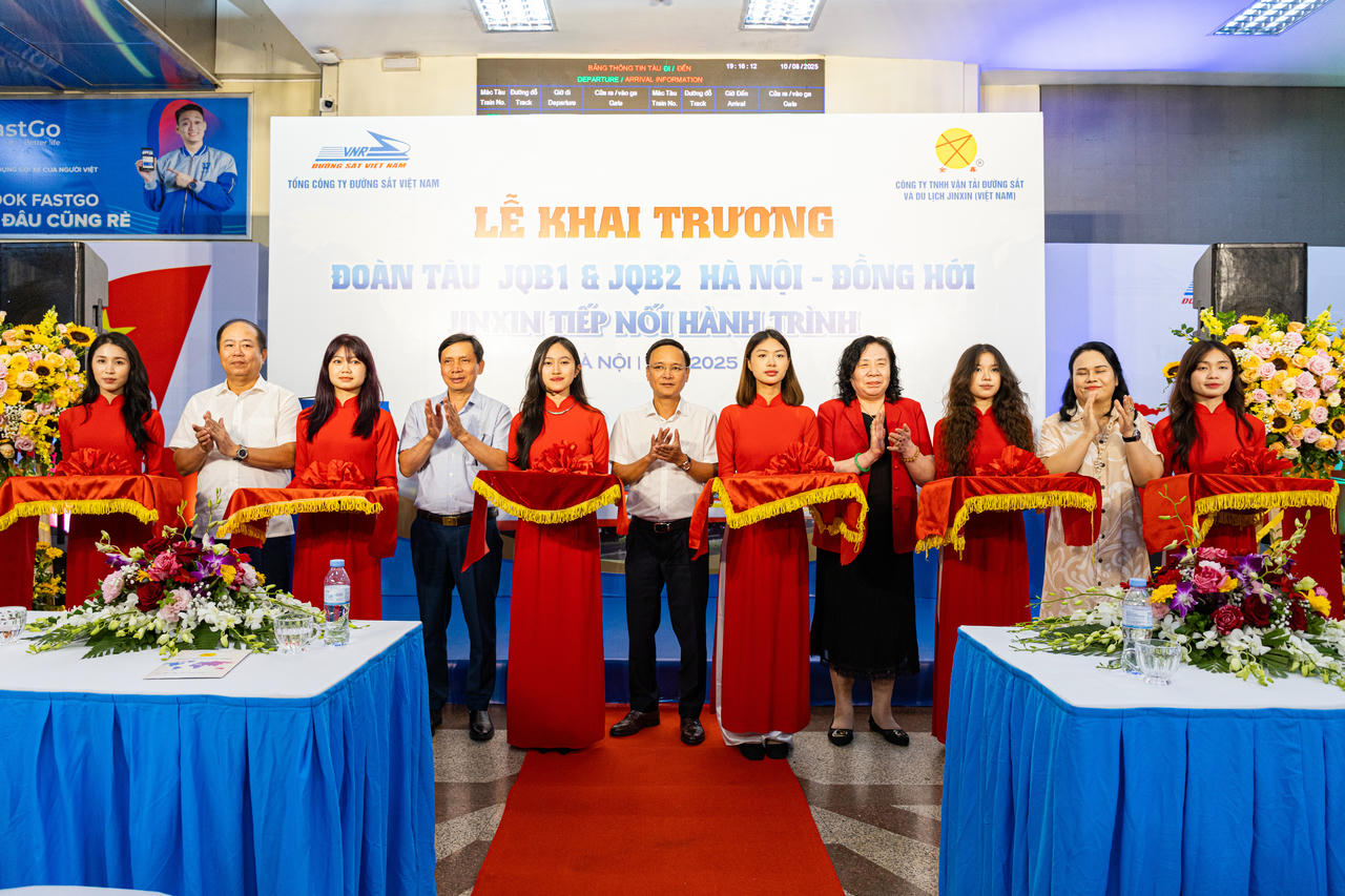 Đoàn tàu du lịch chất lượng cao tuyến Hà Nội - Đồng Hới chính thức đi vào hoạt động.