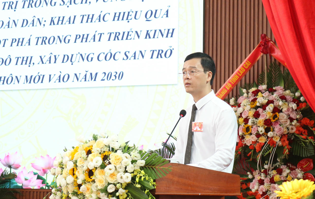 Ông Trần Thái Học, Chủ tịch UBND xã Cốc San phát biểu tại Đại hội.