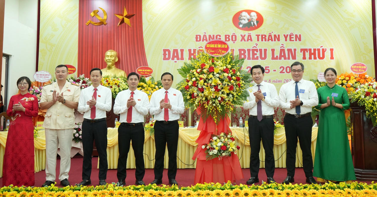 Trưởng Ban Tuyên giáo và Dân vận Tỉnh ủy Lào Cai Dương Đức Huy tặng hoa chúc mừng Đại hội