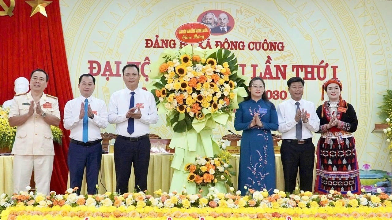 Bà Giàng Thị Dung – Phó Bí thư Tỉnh ủy, Chủ tịch Ủy ban MTTQ Việt Nam tỉnh Lào Cai tặng hoa chúc mừng Đại hội