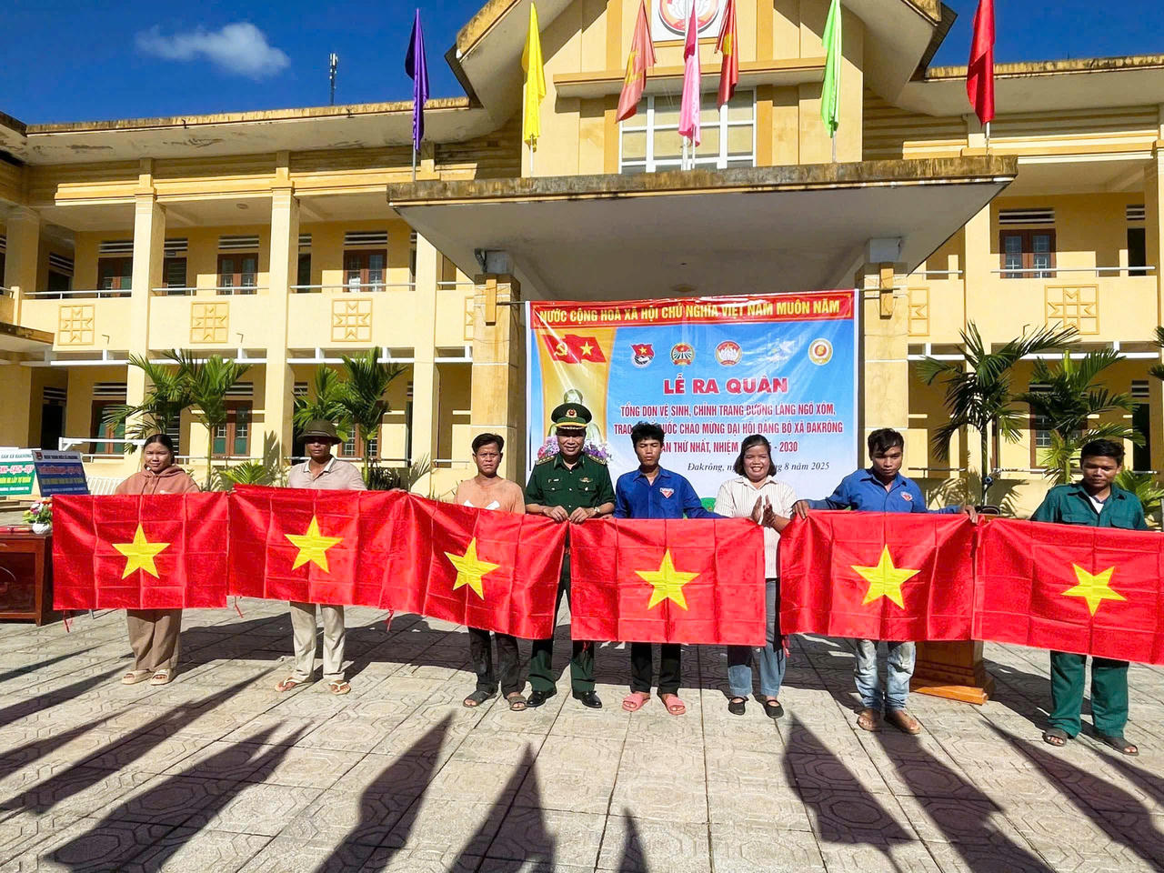 Đồn Biên phòng Ba Nang trao tặng 50 lá cờ Tổ quốc cho Nhân dân thôn Ra Lây, xã Đakrông.