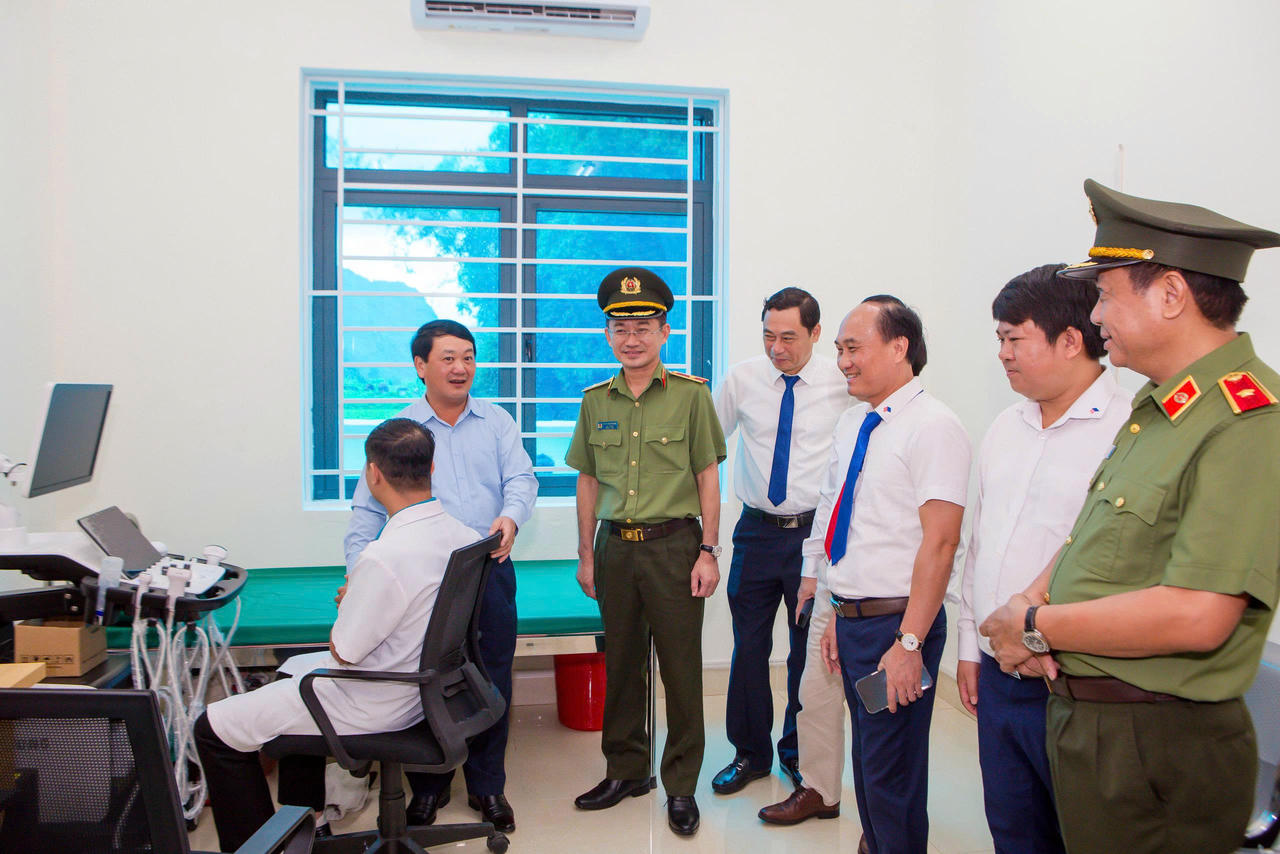Lãnh đạo tỉnh Tuyên Quang, đại diện Bộ Công an và Tập đoàn Đèo Cả thăm hỏi, động viên bác sĩ, nhân viên y tế làm việc tại bệnh viện.