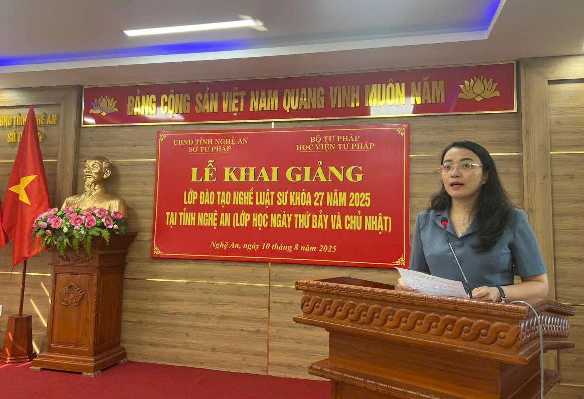 Bà Hoàng Thị Thu Trang, Giám đốc Sở Tư pháp Nghệ An tại Lễ khai giảng. Ảnh: Thúy Nguyên