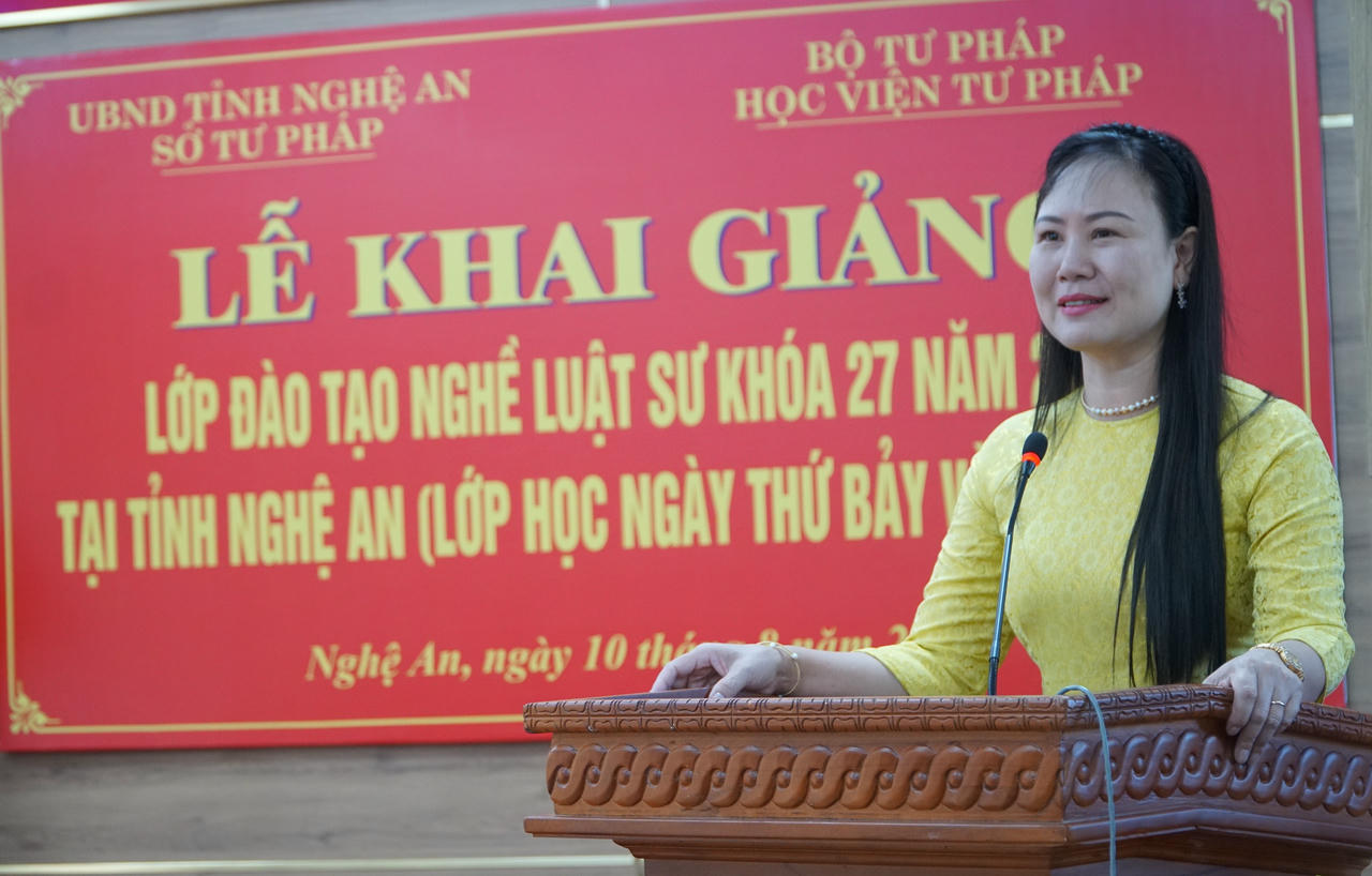 NGƯT. PGS. TS. Nguyễn Minh Hằng - Phó Giám đốc Học viện Tư pháp phát biểu chỉ đạo khóa học. Ảnh: Tuyết Lan