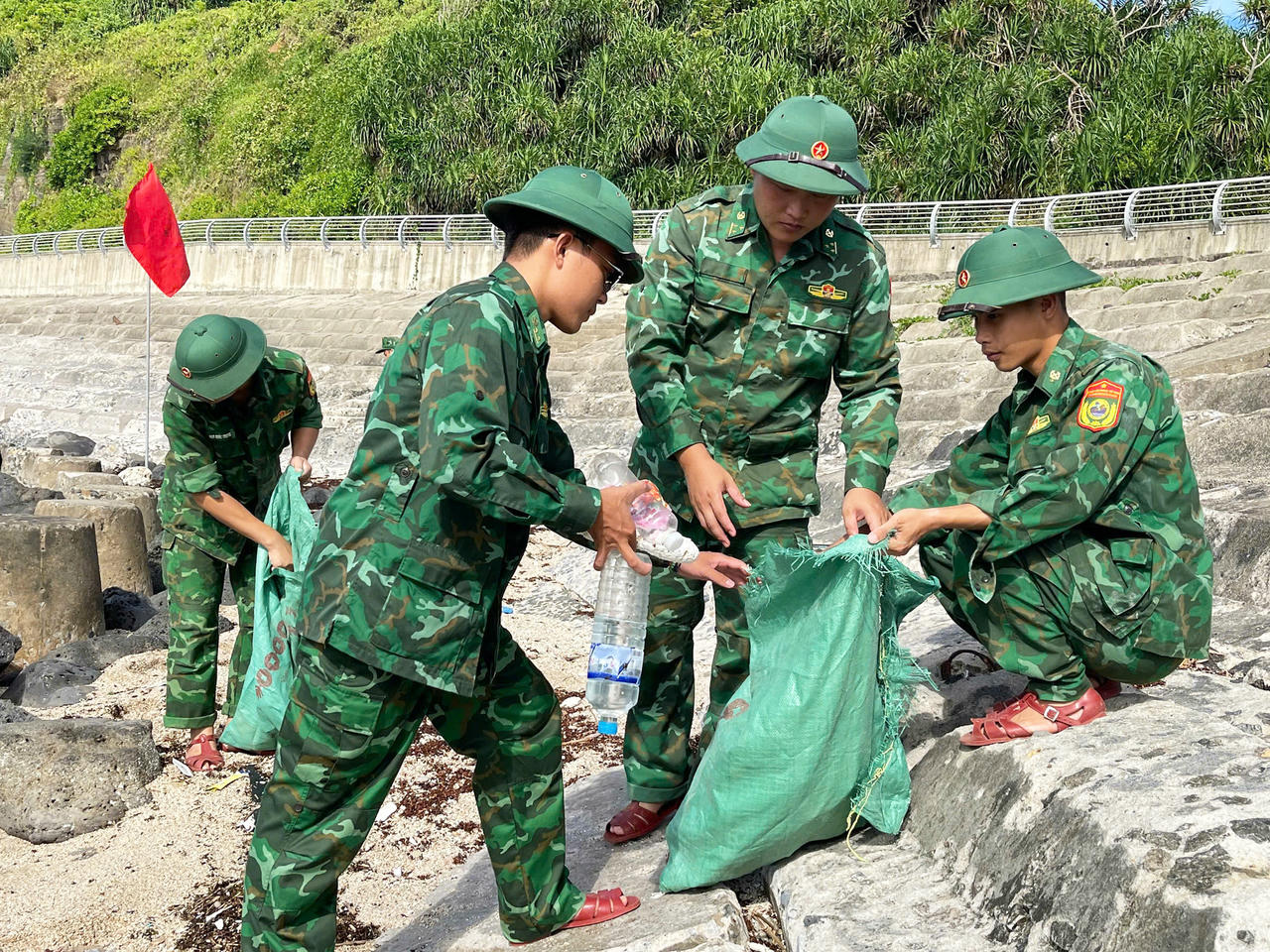 Đoàn viên thanh niên Đồn Biên phòng Ba Tầng hỗ trợ trường mầm non Ba Tầng vệ sinh, chỉnh trang khuôn viên trường học.