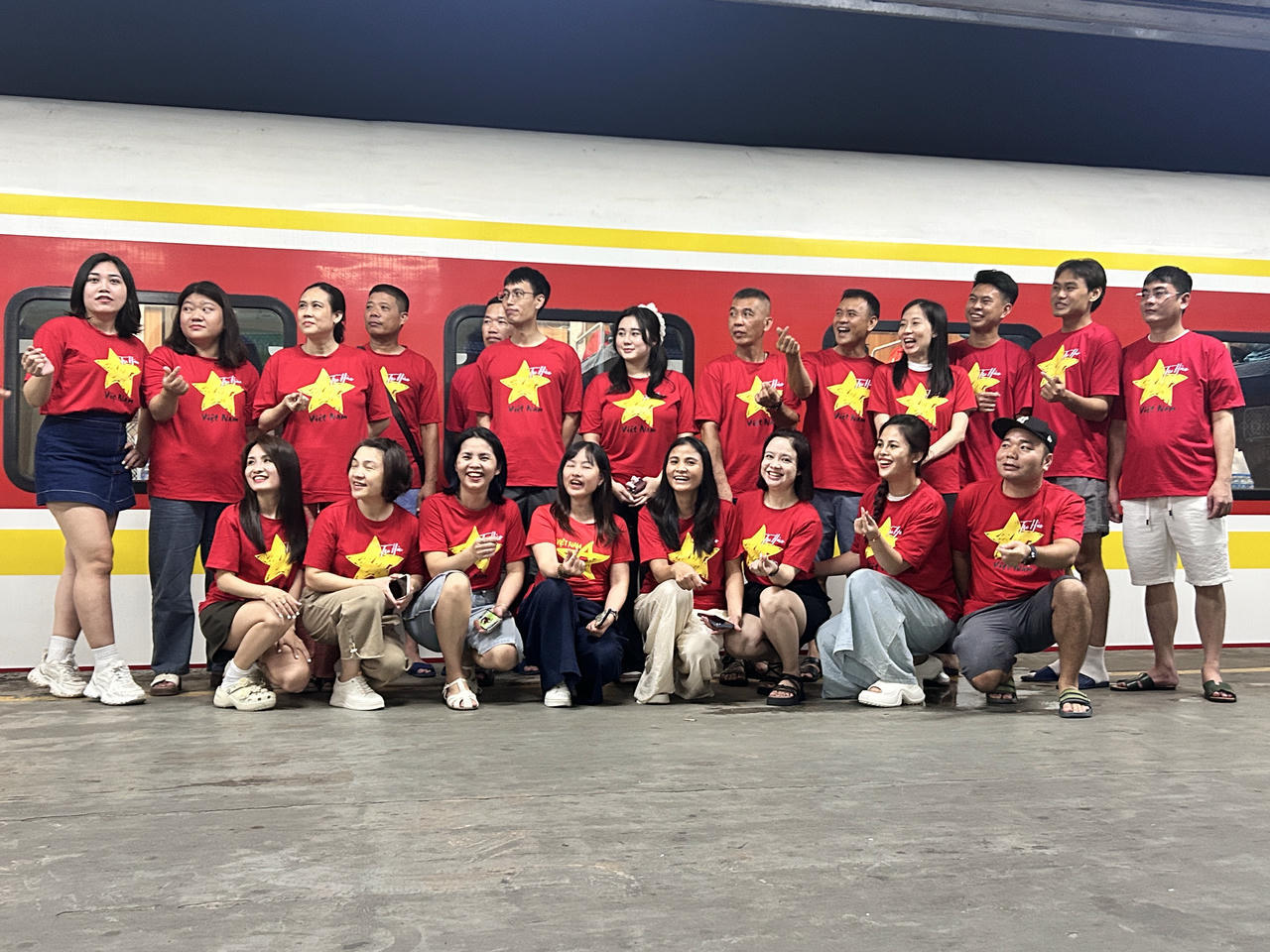 Nhiều hành khách hào hứng checkin trước giờ tàu chạy.