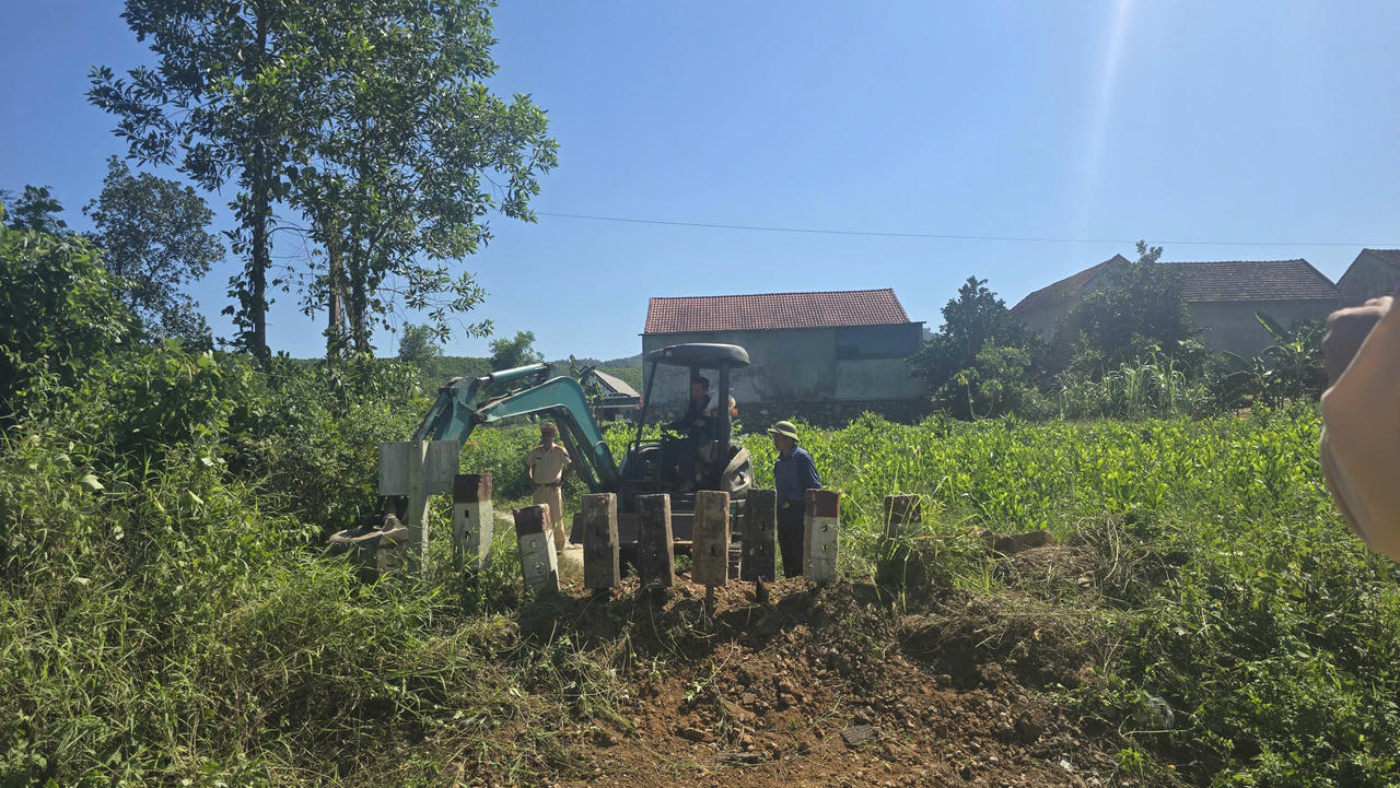 Công nhân lắp thanh tà vẹt bê tông để ngăn lối đi tự mở qua tuyến đường sắt Bắc - Nam.