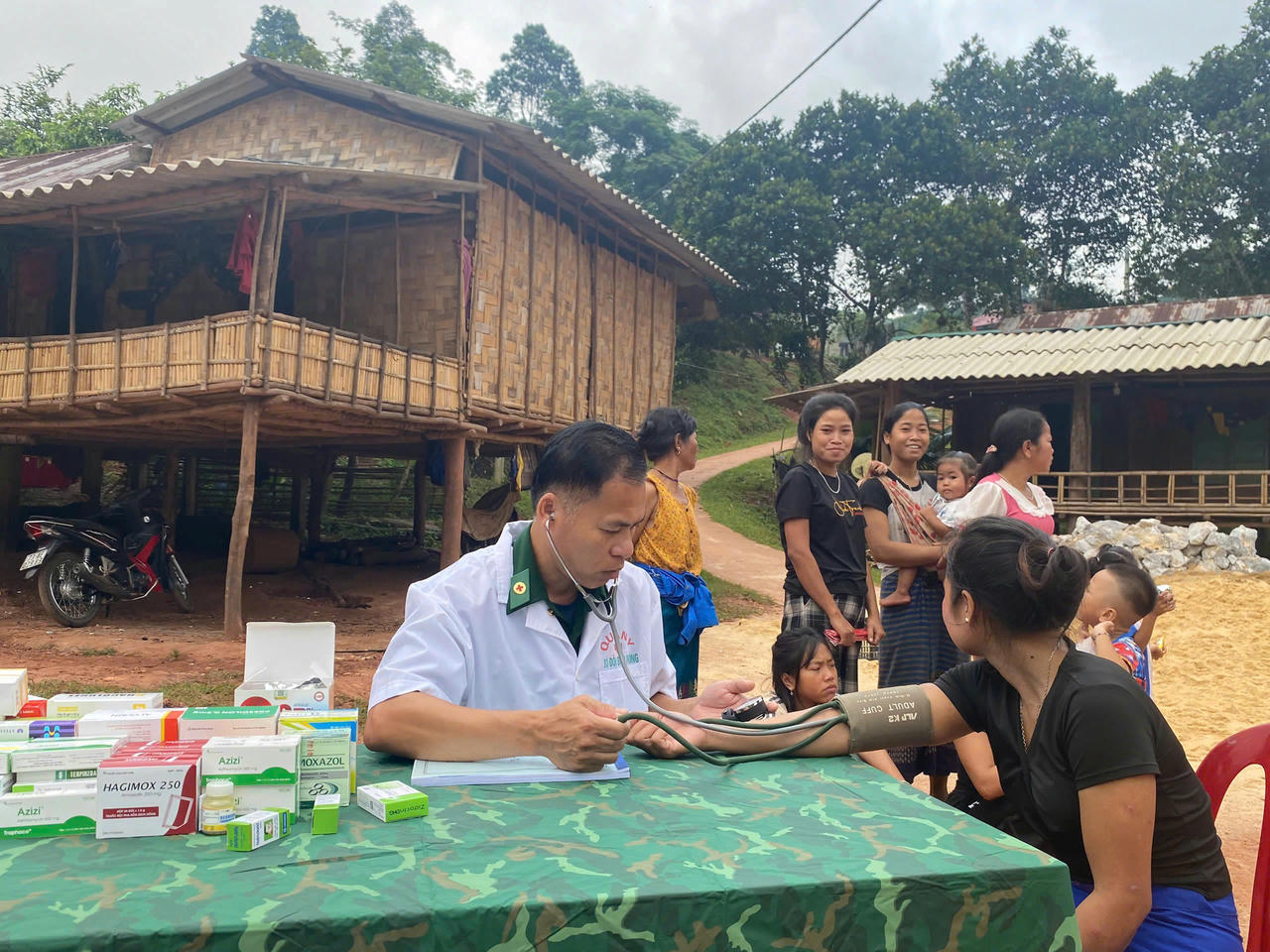 Đồn Biên phòng Cà Roòng phối hợp với các tổ chức chính quyền xã Thượng Trạch tổ chức khám, tư vấn sức khỏe và cấp phát thuốc miễn phí.