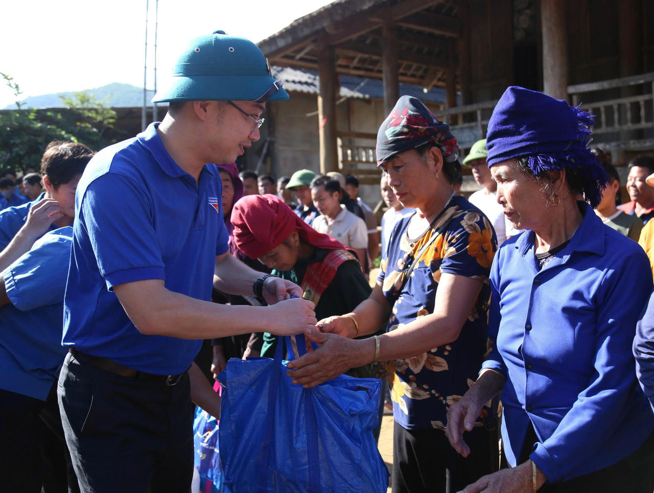Đoàn công tác Trung ương Đoàn thăm, tặng quà người dân bị thiệt hại bởi bão lũ tại Sơn La