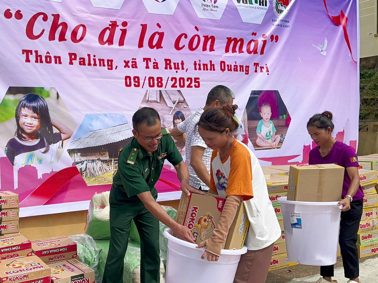 Đồn Biên phòng A Vao phối hợp với các tổ chức từ thiện tặng 177 suất quà trị giá gần 320 triệu đồng cho nhân dân Thôn Pa Ling, xã Tà Rụt.