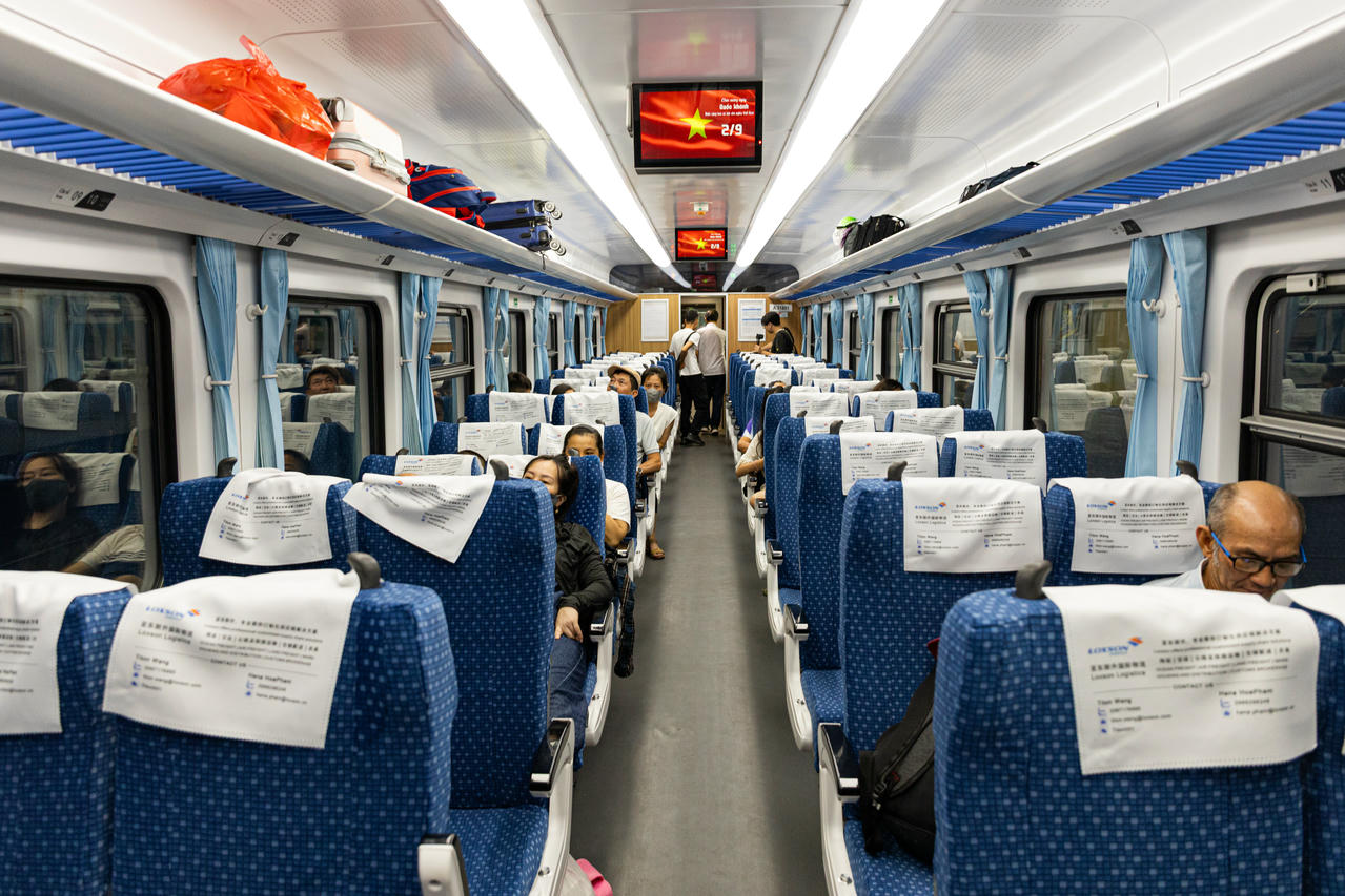 Bên trong tàu Hà Nội - Đồng Hới chất lượng cao ngày đầu đón khách