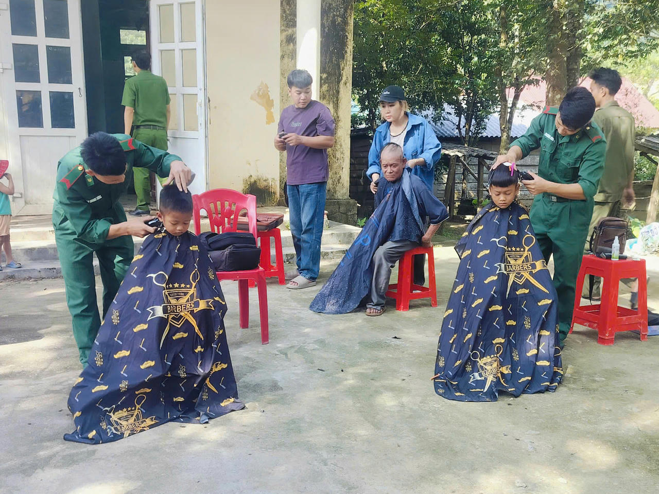 Cắt tóc miễn phí cho bà con nhân dân và các em nhỏ tại các bản Ón, Yên Hợp, Mò O Ồ Ồ.