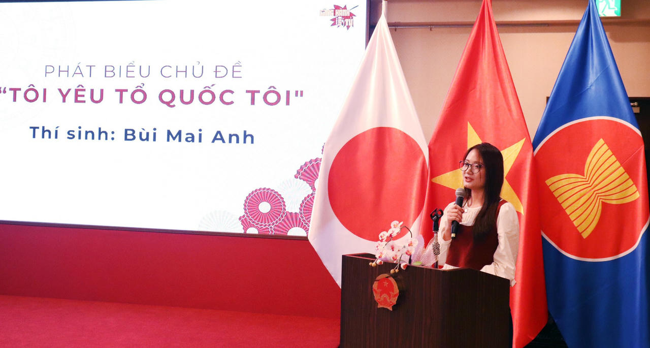 Các bạn trẻ tham gia cuộc thi thuyết trình về chủ đề 