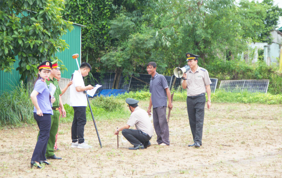 Một vụ cưỡng chế thi hành án giao đất thành công được thực hiện trong tháng 7/2025 (ảnh Tuyết Lan)