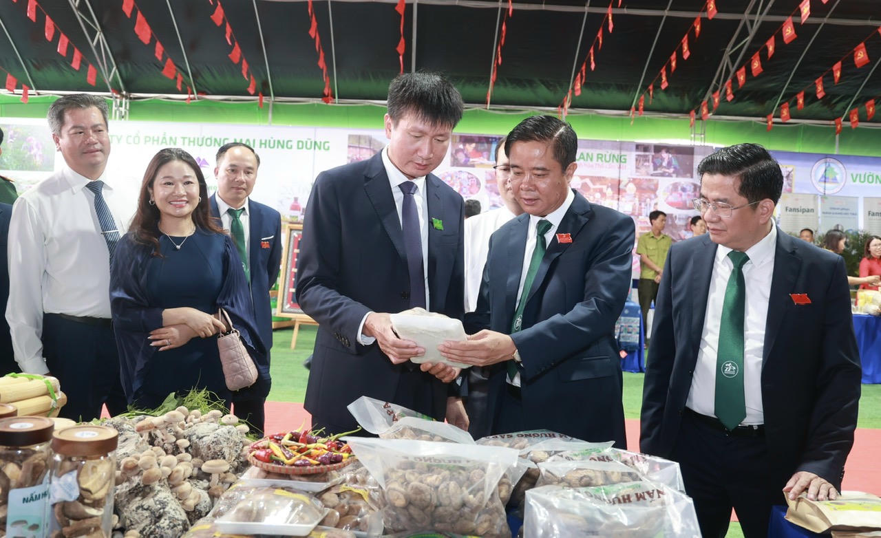 Các đại biểu tham quan không gian trưng bày sản phẩm địa phương.