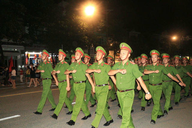 Cán bộ, chiến sĩ  Công an tỉnh Lào Cai diễu hành trên đường Điện Biên. Ảnh: Nguyên Đức.