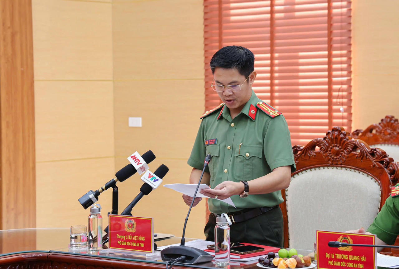 Thượng tá Bùi Việt Hùng, Phó Bí thư Đảng ủy, Phó Giám đốc Công an tỉnh báo cáo tại buổi gặp mặt