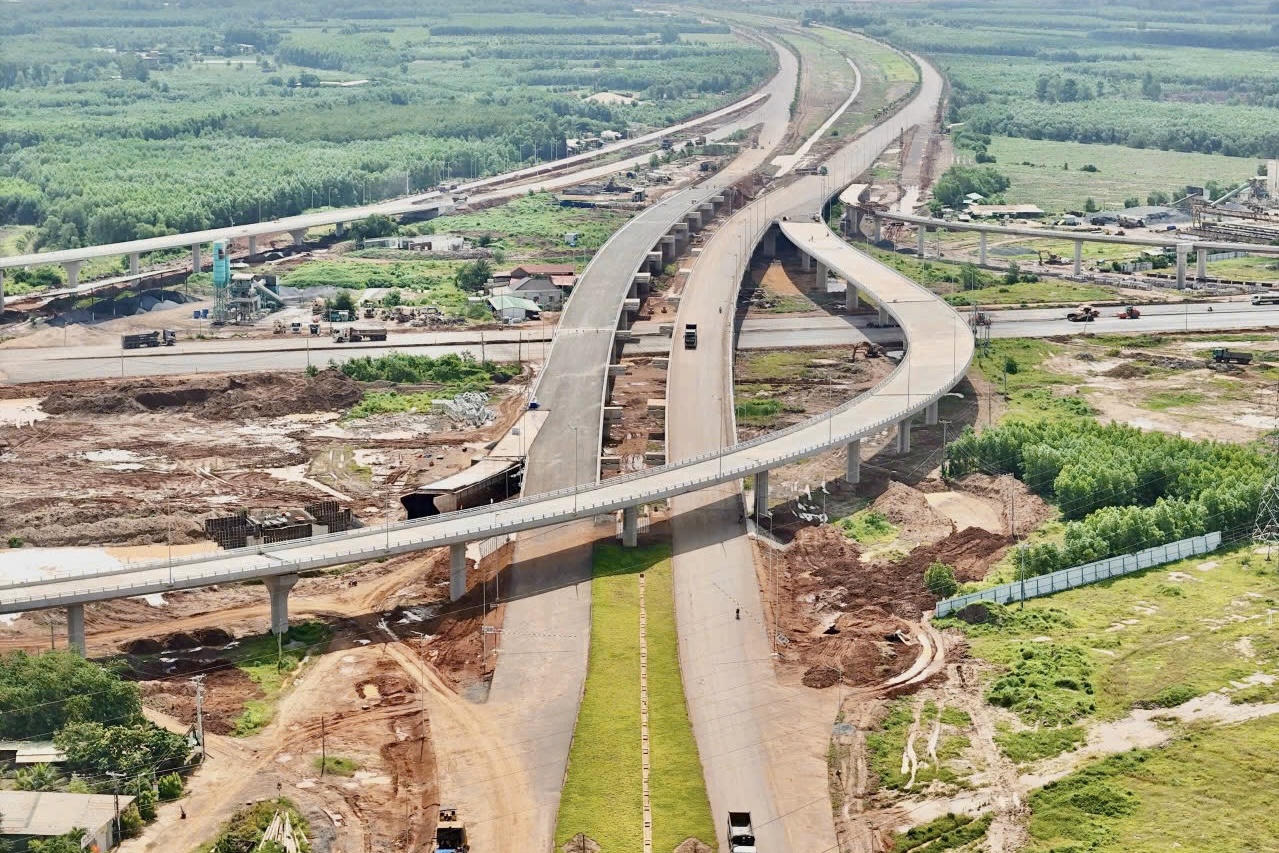 Các tuyến T1, T2, đường 25B, 25C kết nối trực tiếp vào sân bay